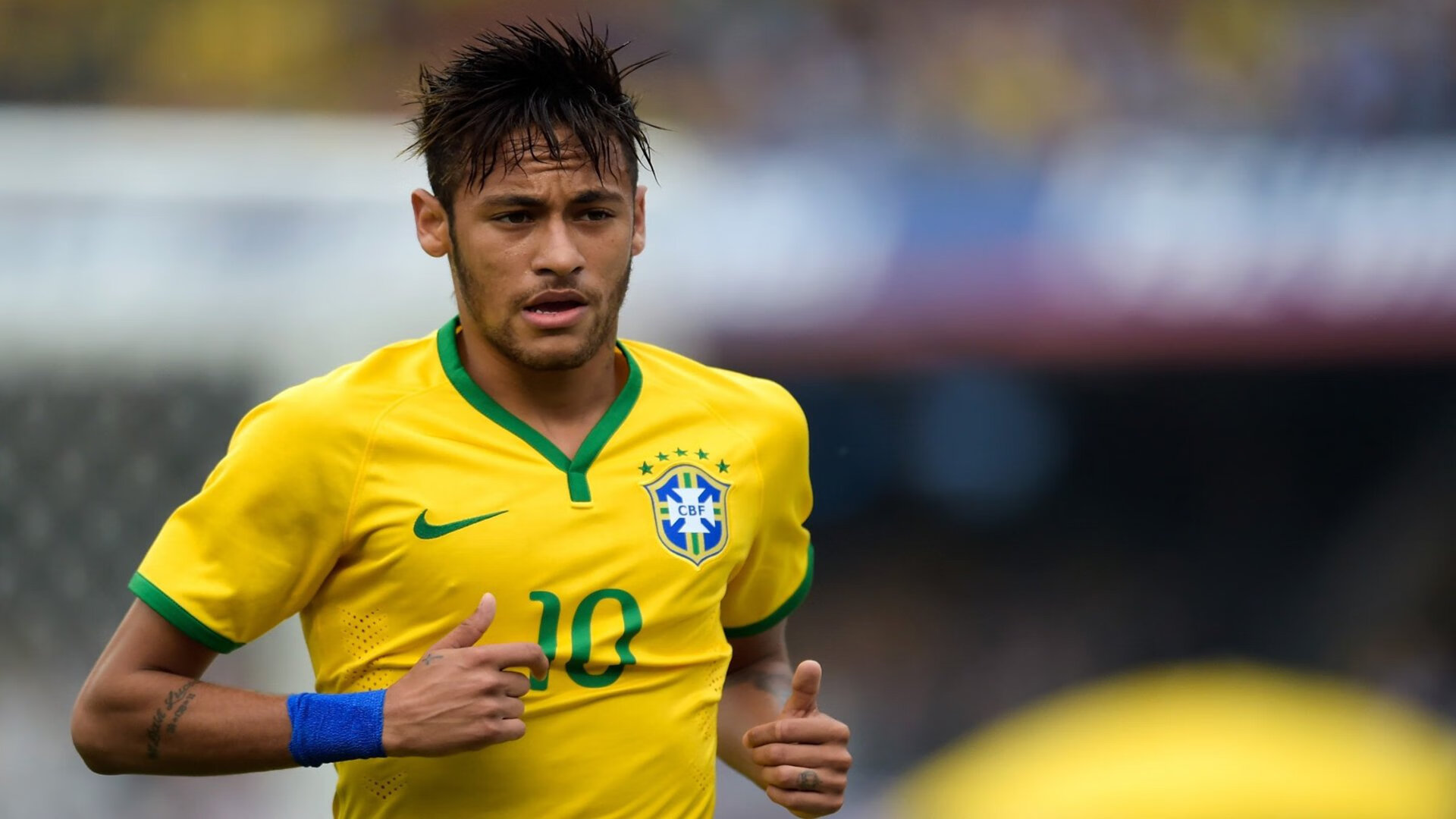 疫情后首次大规模国际足球比赛观众重返赛场，氛围火爆，因疫情影响足球比赛单场换人名额增至4人